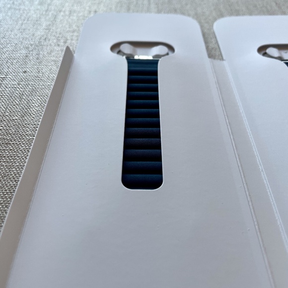 Apple Watch Magnetic Link Band (42mm - Navy - M/L) - Picture 6 of 11